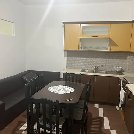 Rey Apartament شقة ساراندا
